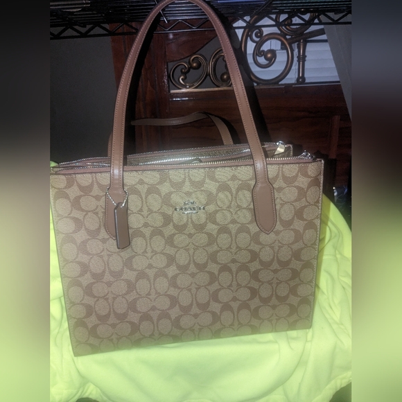 Coach bag authentic. Need this gone last mark down - Picture 1 of 4